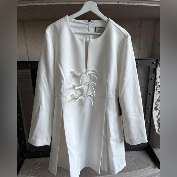 *NEW* Tuckernuck White Crepe Blair Bow Coat Dress - Picture 3 of 3